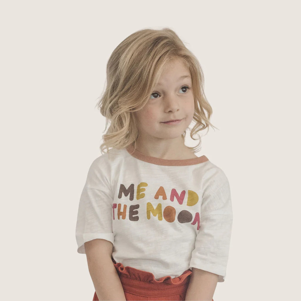 Introducing the 'Me and the Moon' Mid-Overfit T-Shirt, an exclusive FITTEM design offering unparalleled comfort and style for both boys and girls. Designed for the contemporary child, this versatile piece captures the imagination with its poetic text and unique details.