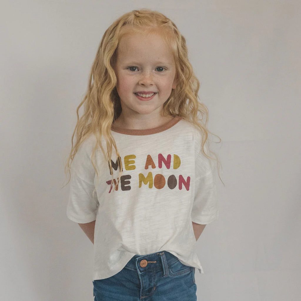 Introducing the 'Me and the Moon' Mid-Overfit T-Shirt, an exclusive FITTEM design offering unparalleled comfort and style for both boys and girls. Designed for the contemporary child, this versatile piece captures the imagination with its poetic text and unique details.