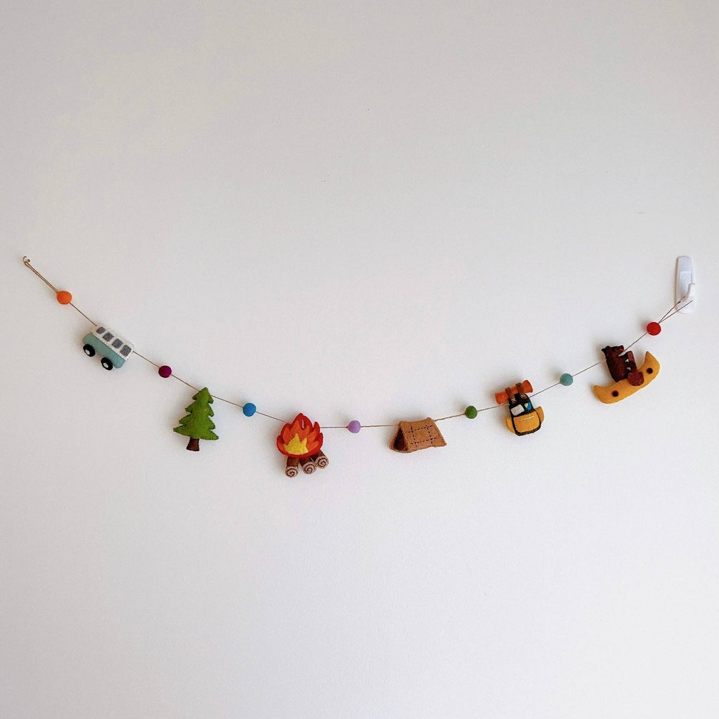 Embrace the spirit of adventure with our "Camping Garland." 🏕️ Featuring a charming blue mini van, a sturdy tree, a cozy campfire, a classic tent, a trusty backpack, a bear-adorned kayak, and more. Let this garland ignite memories of outdoor escapades and the thrill of the wild, bringing the essence of camping right into your space.