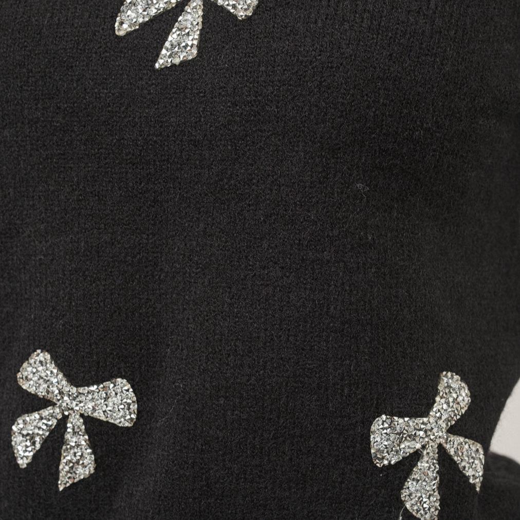 The Crew Neck Ribbon Stone Embellished Sweater is a chic essential with a touch of glamour. Adorned with bow beads stone embellishments, it adds a hint of sparkle to any outfit. Classic crew neck, Ideal for both casual outings and evening events, it effortlessly combines comfort and elegance&nbsp;