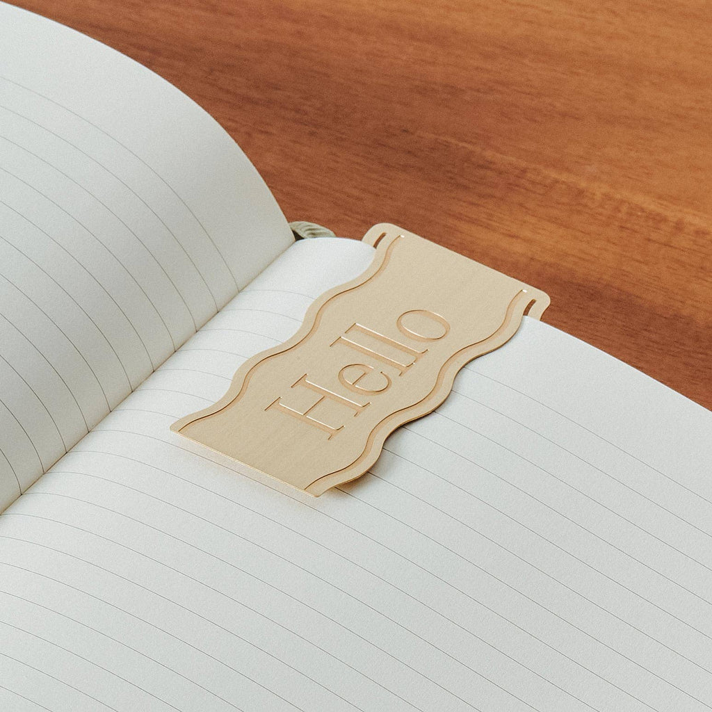 A golden way to never lose your place. Papier's beautiful brass bookmark is sturdy and stylish. Suitable for books of all kinds – from marking blank sections in your journal, to keeping your place in a page-turning novel. Material: shiny, lightweight brass.