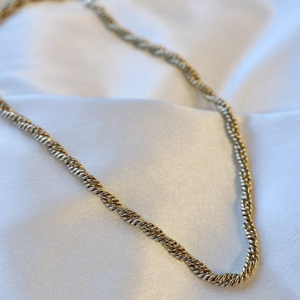 The Hazel Rope Chain Necklace is a statement necklace perfect for casual wear. Featuring a unique twisted rope chain design, this piece will quickly become a favorite in your collection.