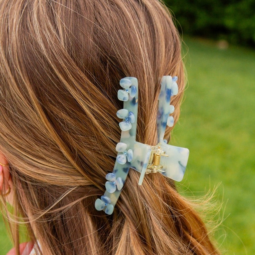 These claw clips are a must for your accessory bag! This claw clip is the cutest marbled blue with 3D attached flowers. Pair this with your favorite sweats, date night dress, or work fit! 