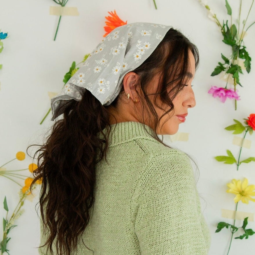 Our shop Andi bandanas will be your next, everyday essential. Need a casual or quick hairstyle? A beautiful addition to a ponytail or bun? Andi’s hair scarves/bandanas have your back! This white daisy pattern on a light gray textured fabric, will be the comfiest and cutest addition to your accessory bag. 