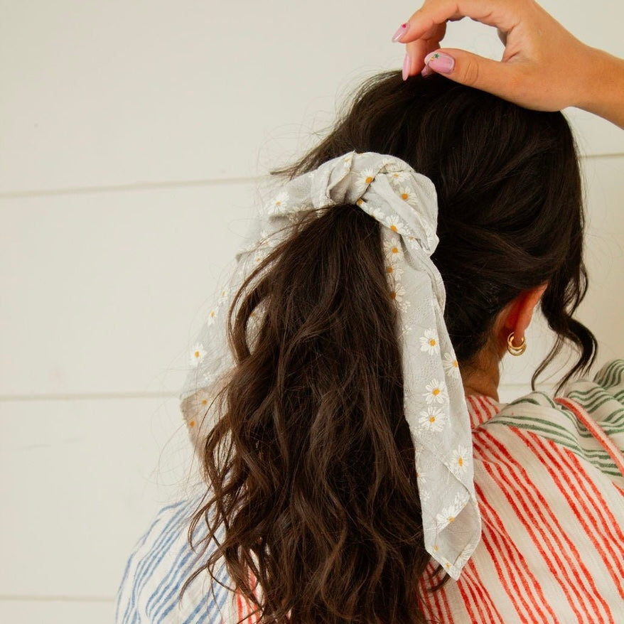 Our shop Andi bandanas will be your next, everyday essential. Need a casual or quick hairstyle? A beautiful addition to a ponytail or bun? Andi’s hair scarves/bandanas have your back! This white daisy pattern on a light gray textured fabric, will be the comfiest and cutest addition to your accessory bag. 