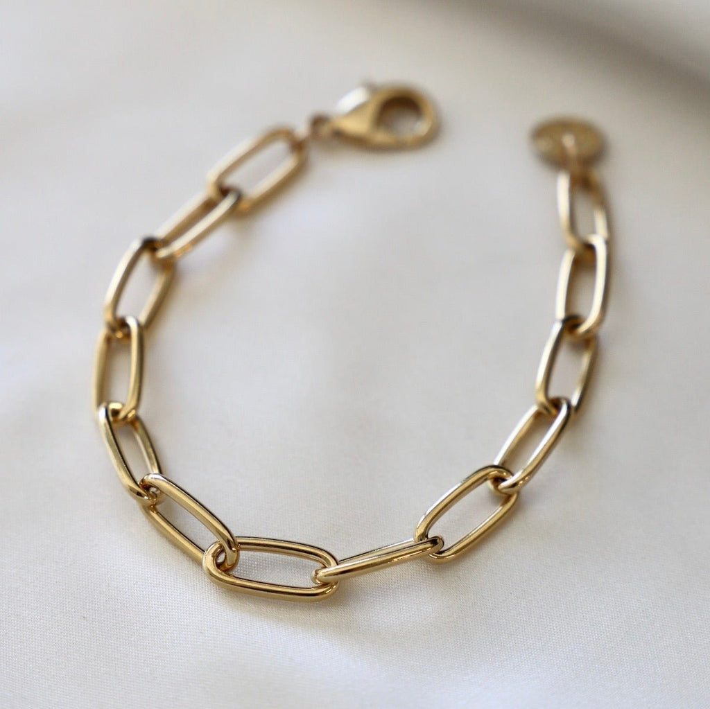 We can't get enough of this oval chain! Featuring a long oval link with a larger lobster closure and coin ending, this bracelet will make you feel like you are on summer vacation all year long!