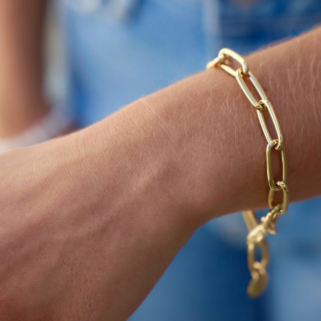 We can't get enough of this oval chain! Featuring a long oval link with a larger lobster closure and coin ending, this bracelet will make you feel like you are on summer vacation all year long!