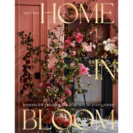 Home in Bloom celebrates the seamless integration of architecture, light, and natural landscapes into Ariella Chezar's floral designs. Her talent for layering colors and combining improbable wild elements results in arrangements that are as gorgeous as they are dynamic. With each page, Ariella invites us to revel in the inherent drama of nature, encouraging us to infuse our living spaces with beauty and abundance, while fundamentally altering a room's energy through the transformative power of flowers.