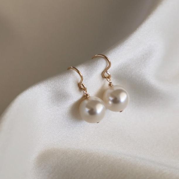 This pearl earring is our favorite simplistic earring that works effortlessly for any occasion. We like to pair these with a cubic zirconia stud in a second piercing. In gold