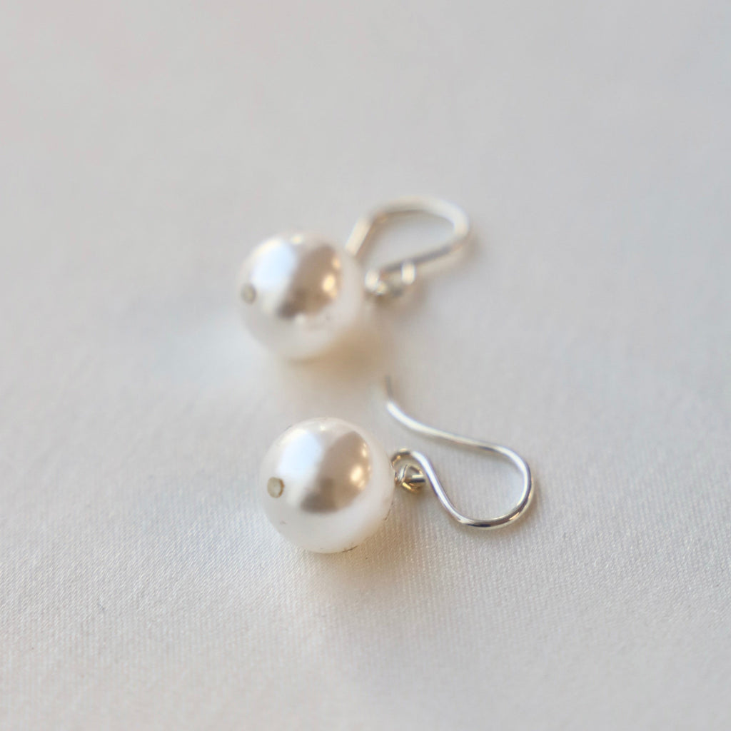 This pearl earring is our favorite simplistic earring that works effortlessly for any occasion. We like to pair these with a cubic zirconia stud in a second piercing.