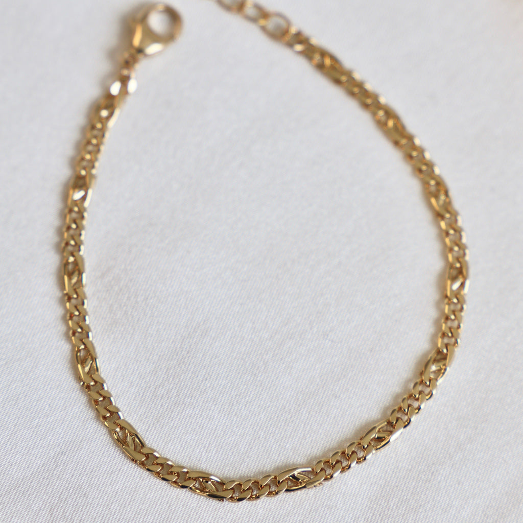 The Grace Figaro Chain Bracelet is a beautiful delicate piece made to stand out. Designed with 24kt gold plated brass, this bracelet is perfect for everyday wear.