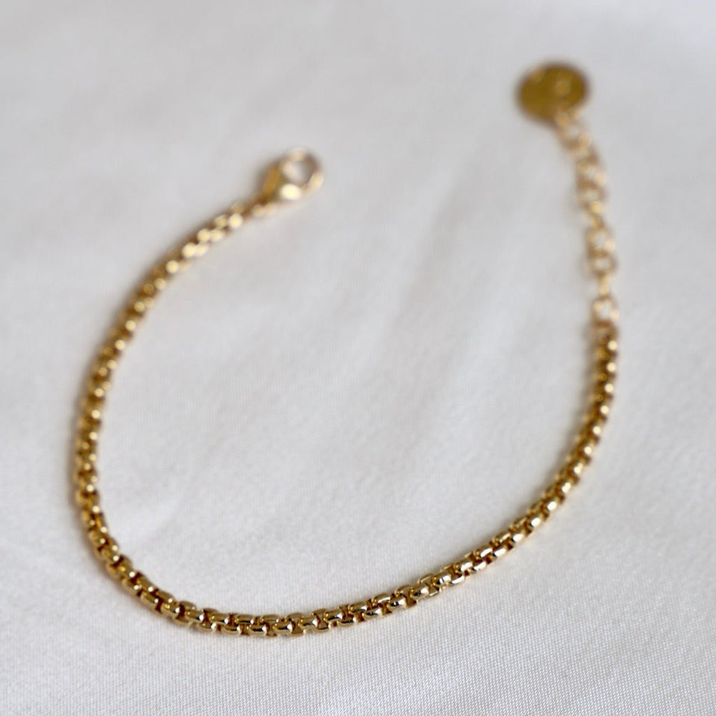 The Holland Chain Bracelet is made with 24 karat gold plate and features a round box chain for a classic yet luxurious look. With its sleek design and top quality materials, this bracelet is perfect for special occasions or everyday wear.