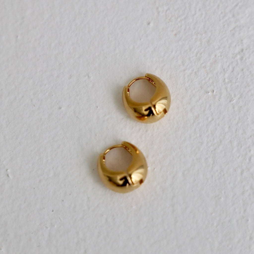 Elevate your wardrobe with these Amalfi Hoops. These chunky gold statement huggies are perfect for any occasion and are a must-have for any fashion-forward individual. 16kt gold plate brass