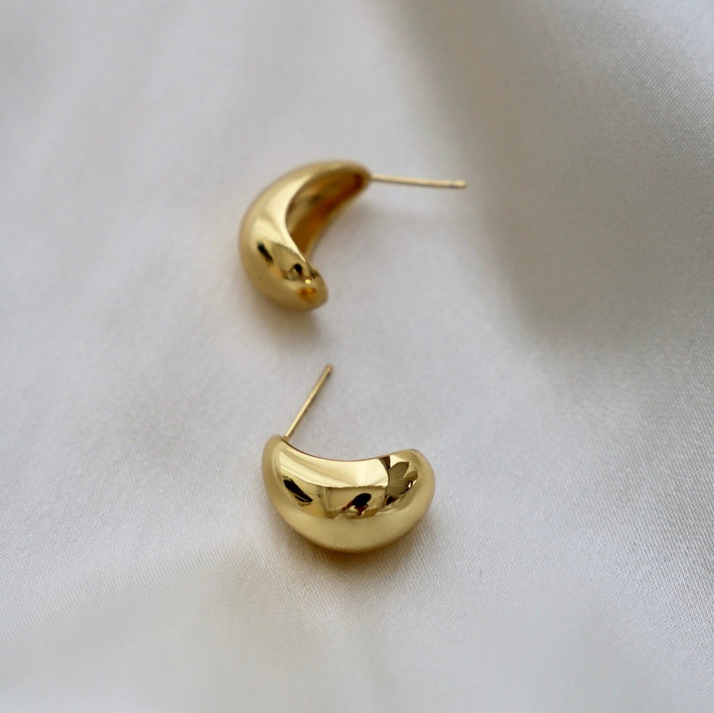 The Bonnie Chunky Teardrop Studs feature a unique teardrop-shaped chunky hoop earring. Durable and lightweight, these earrings are designed to be comfortable to wear all day long. A stylish statement piece for any occasion.