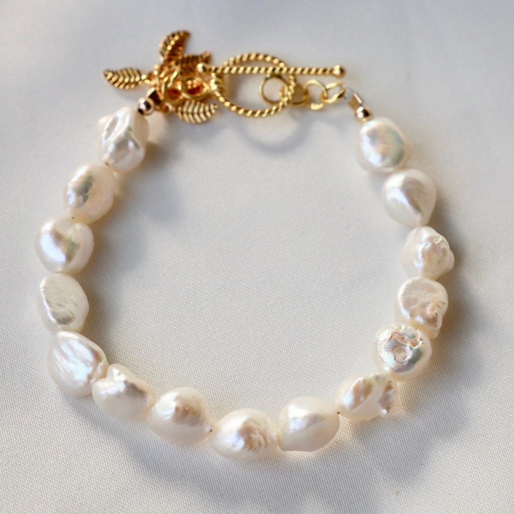 The Keshi nugget pearl bracelet is our most favorite chunky bracelet in our line! With an organic pearl, these are not your typical round pearls! Looks beautiful on its own or layered with more chunky styles!