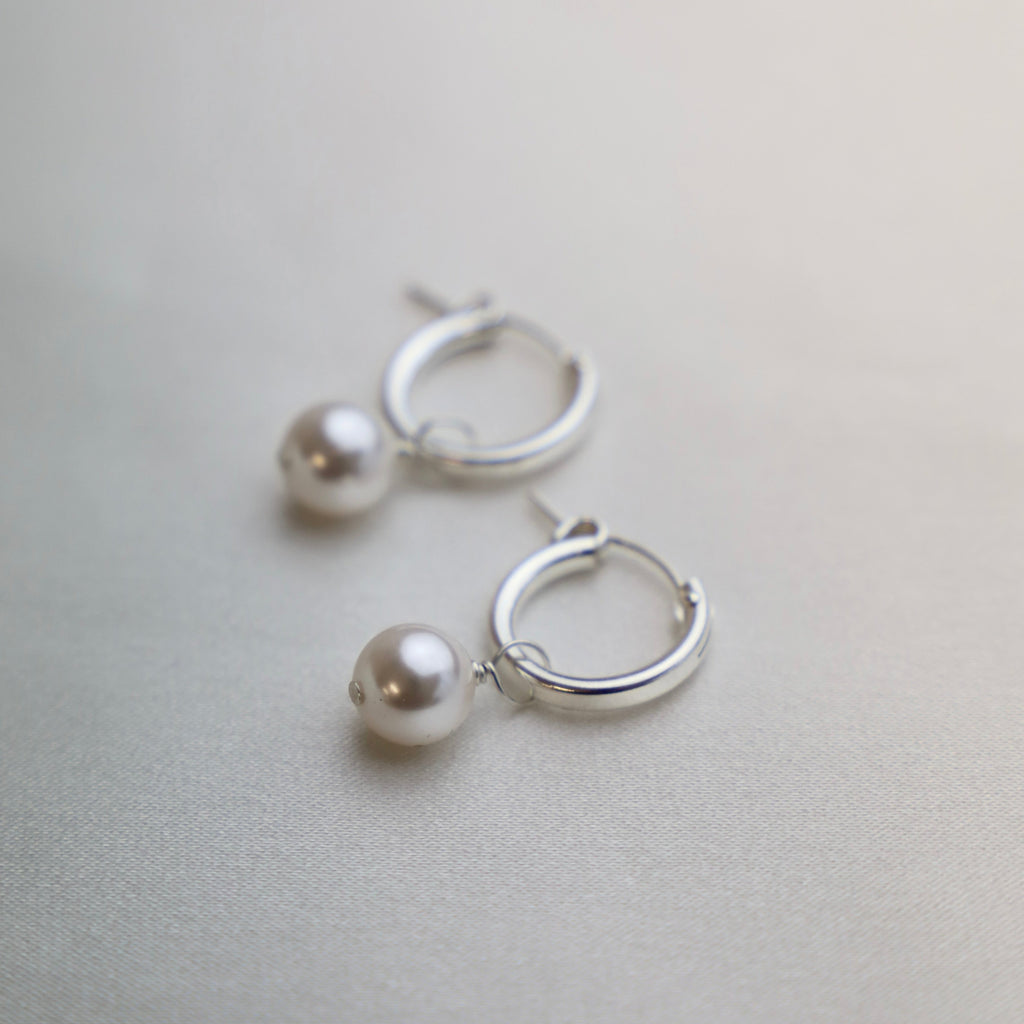 Get ready to add some pizzazz to your outfit with our Audrey Pearl Hoop Earrings in silver. These hoops feature stylish pearls, adding a touch of elegance to your look. Perfect for a night out or to dress up your everyday style. Large hoop is 2x18.7mm