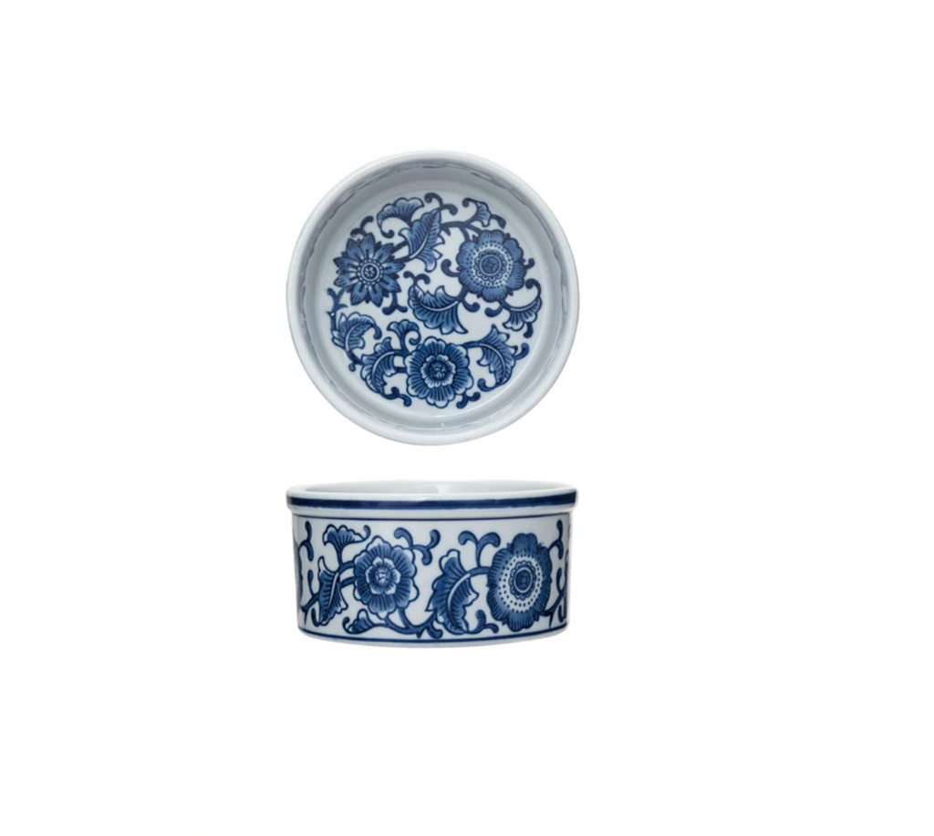 This durable and stylish stoneware pet bowl with design is a lovely accessory for any pet. The stoneware material is sturdy and easy to clean, and has a smooth and glossy finish. The stoneware has a blue and white design that adds some color and charm to any space.