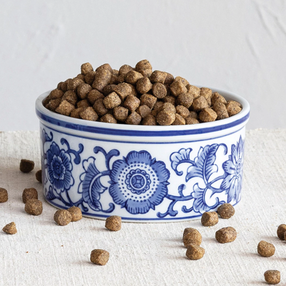 This durable and stylish stoneware pet bowl with design is a lovely accessory for any pet. The stoneware material is sturdy and easy to clean, and has a smooth and glossy finish. The stoneware has a blue and white design that adds some color and charm to any space.