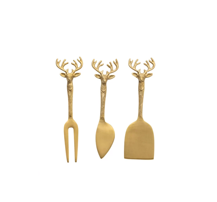 This set of 3 brass cheese knives features reindeer handles that add a festive charm to the tableware. The knives have different shapes and functions. They are ideal for slicing, spreading, or serving cheeses, from soft to hard varieties. The knives come in a printed drawstring bag, which makes them easy to store and gift. The knives are made of brass metal, which is durable, shiny, and easy to clean.&nbsp;&nbsp;