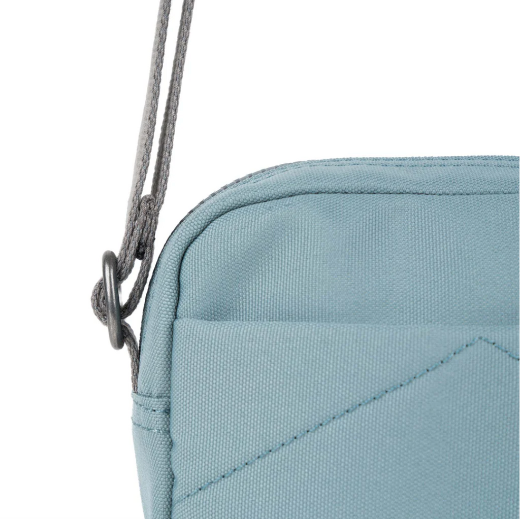 Give your phone, card, sunny’s and essentials their very own stylish way to be carried whilst you are on the move. This is the lightweight, urban accessory for you to travel light and ready! The Bond has a zipped outer pocket, an open outer back pocket and additional mesh pocket on the inside. This chunky crossbody is always by your side and fits nearly all mobile phones including the largest iPhone Max.