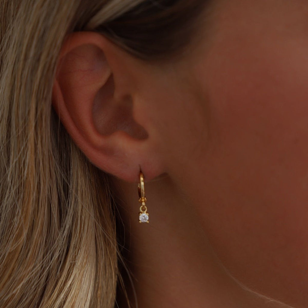 Sparkle all day with our Miniature CZ Drop Earrings! These huggie earrings feature delicate round cubic zirconia drops for a touch of elegance. Perfect for any occasion, these earrings will make you feel extra special.