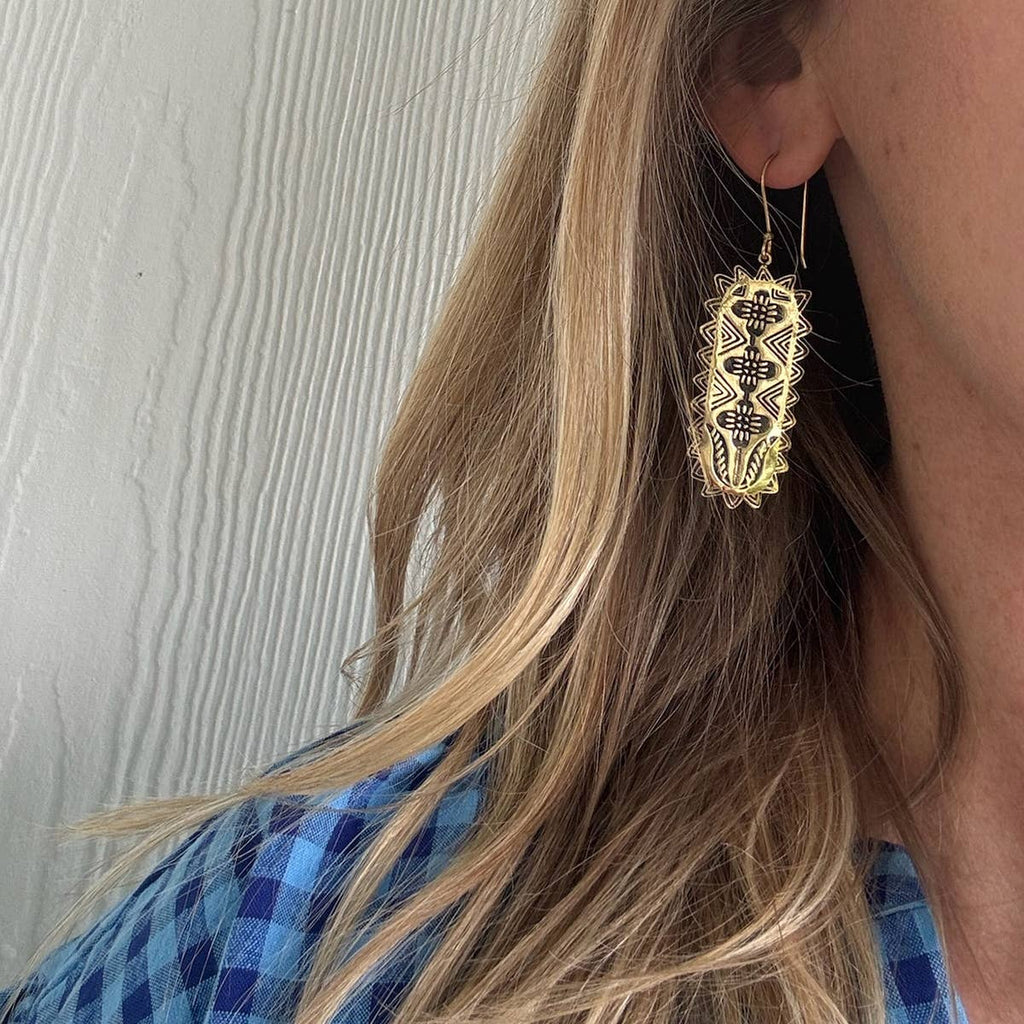 Introducing Gladys, adorned with petite blooms climbing up the lattice. These delicate earrings are decorated with Handker floral illustrations, giving off a charming Scandinavian folk art vibe. You can match them with the Gladys bandana slide for a perfect duo or add the Gladys bandana for a triple dose of style.