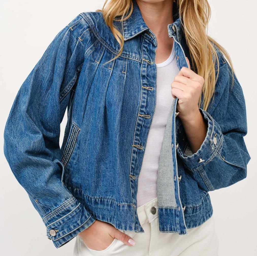 This A-line pleated denim jacket features intricate stitched detailing, offering a contemporary twist on a classic style. Front and Back pleated and stitch detailed make looks feminie. The pockets are also decorated with stitched. The flattering silhouette and subtle embellishments make it a versatile and stylish addition to any wardrobe, perfect for both casual and dressy occasions.