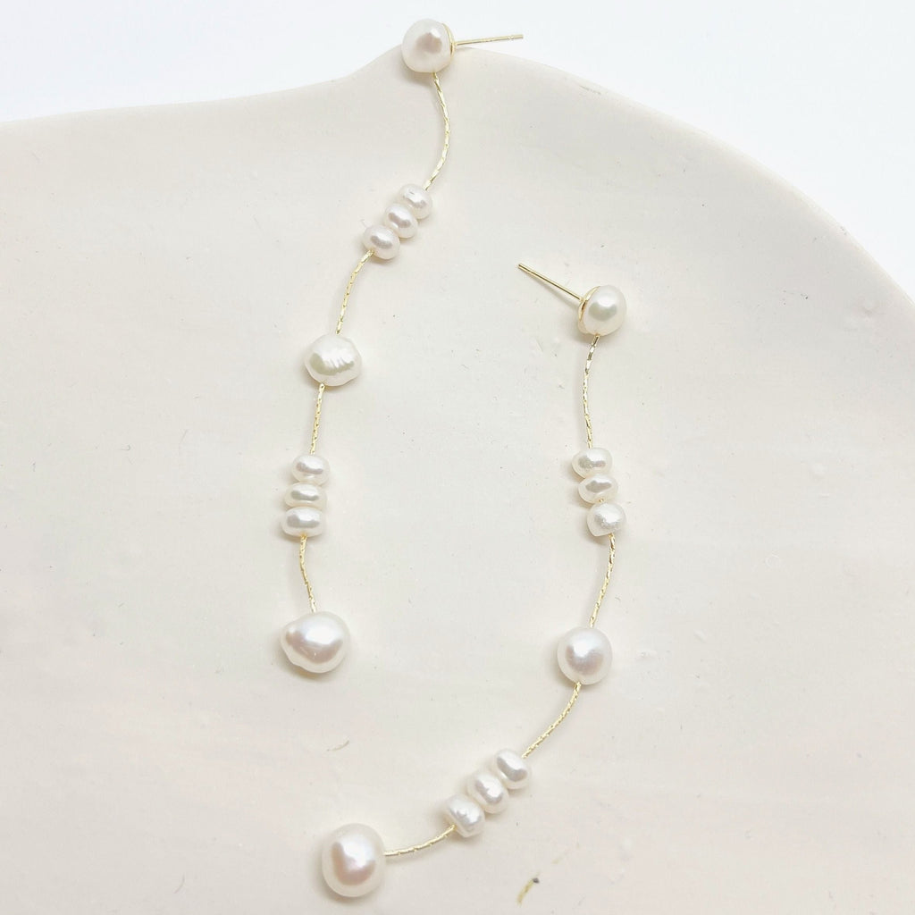 Add some natural elegance to your garden with this strand of pearls. Made with genuine pearls and gold plated steel, this unique and quirky accessory is sure to make a statement. Perfect for any garden lover looking to add a touch of fun and whimsy to their outdoor space.&nbsp;&nbsp;