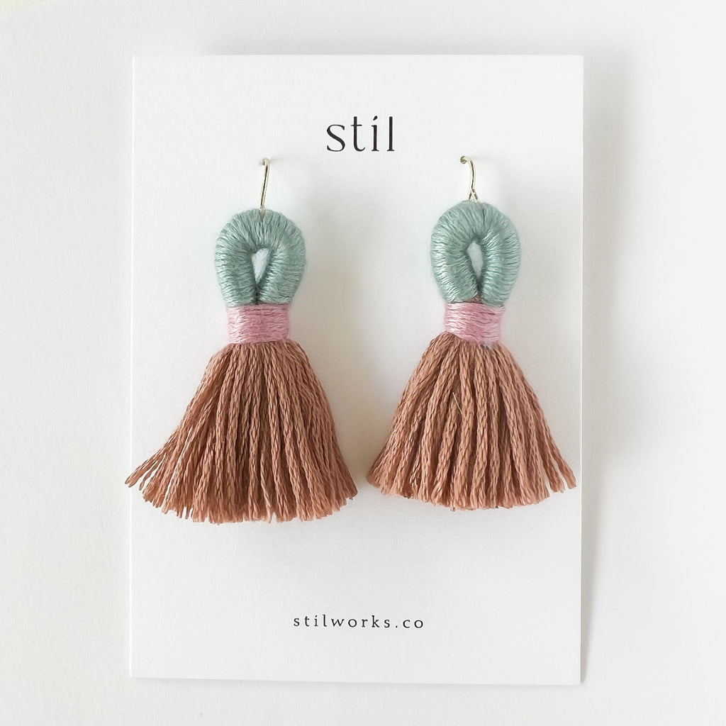 Tassel earrings. Cotton and gold plated brass 