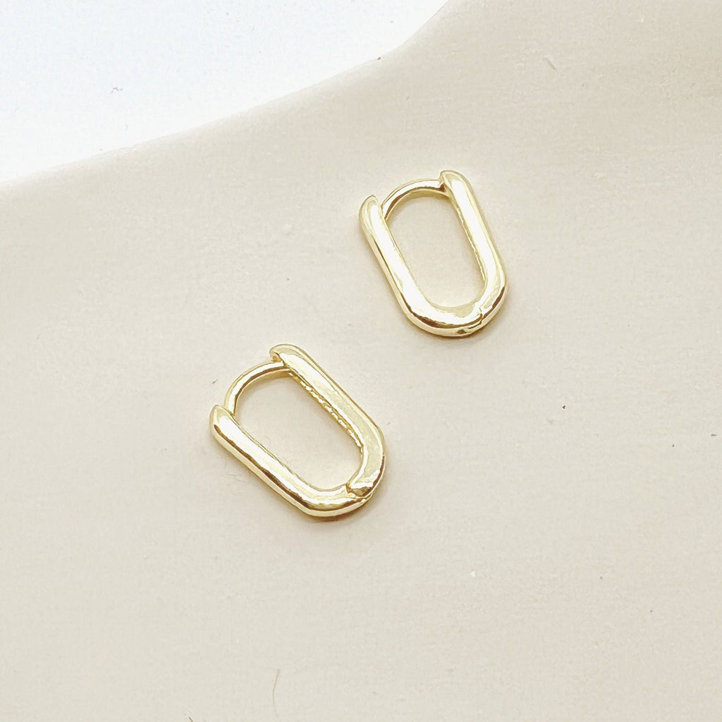 Add a touch of charm and elegance with the Chloe Hoops Mini earrings. Made of gold plated steel, these hoops are the perfect accessory to elevate any outfit. Get ready to shine in style, without taking yourself too seriously.&nbsp;&nbsp;