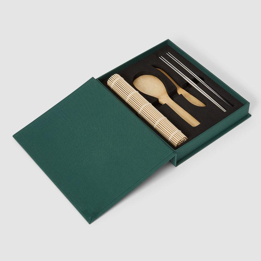 Discover our Essential Kit for Sushi Nights, cleverly disguised as an elegant book-like box. Upon opening it, you will discover all the essential tools for a successful sushi-making adventure.&nbsp;All tools are made of stainless steel and are dishwasher safe.