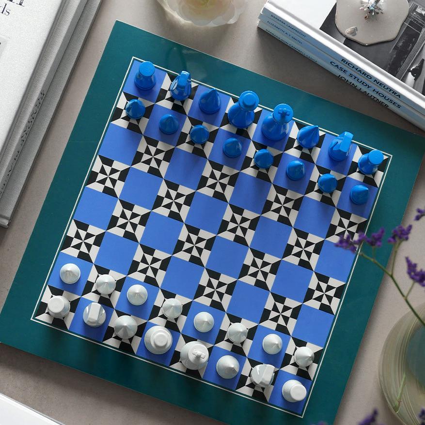 Discover our stunning Lacquered Chess Set Poseidon, a masterpiece of design and elegance. Featuring a large board made of solid wood and complemented by beautiful wooden pieces, it offers the perfect blend of classic expression and modern design. Whether you choose to play or display, it's a guaranteed win.